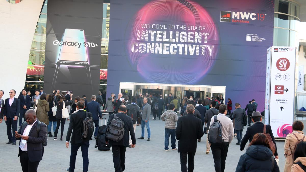 Empresaris entrant a l&#039;edifici del Mobile World Congress 2019