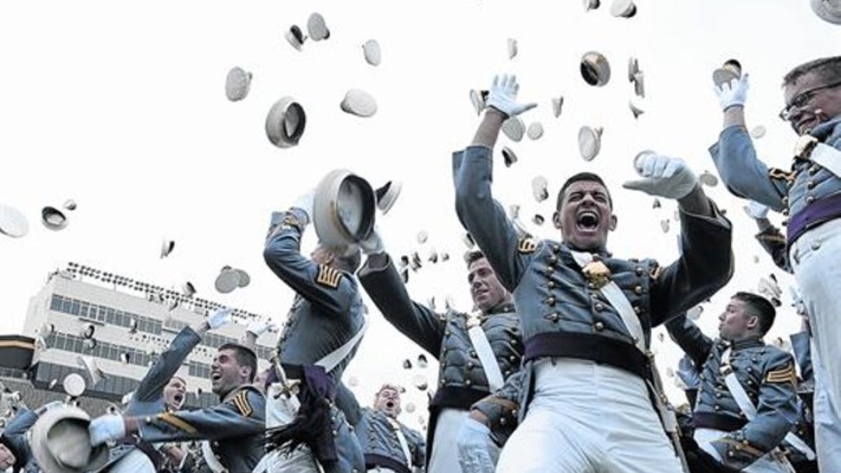 Vítores en West Point 8 Los recién graduados en la academia militar lanzan sus gorras, el miércoles, durante la visita de Barack Obama.