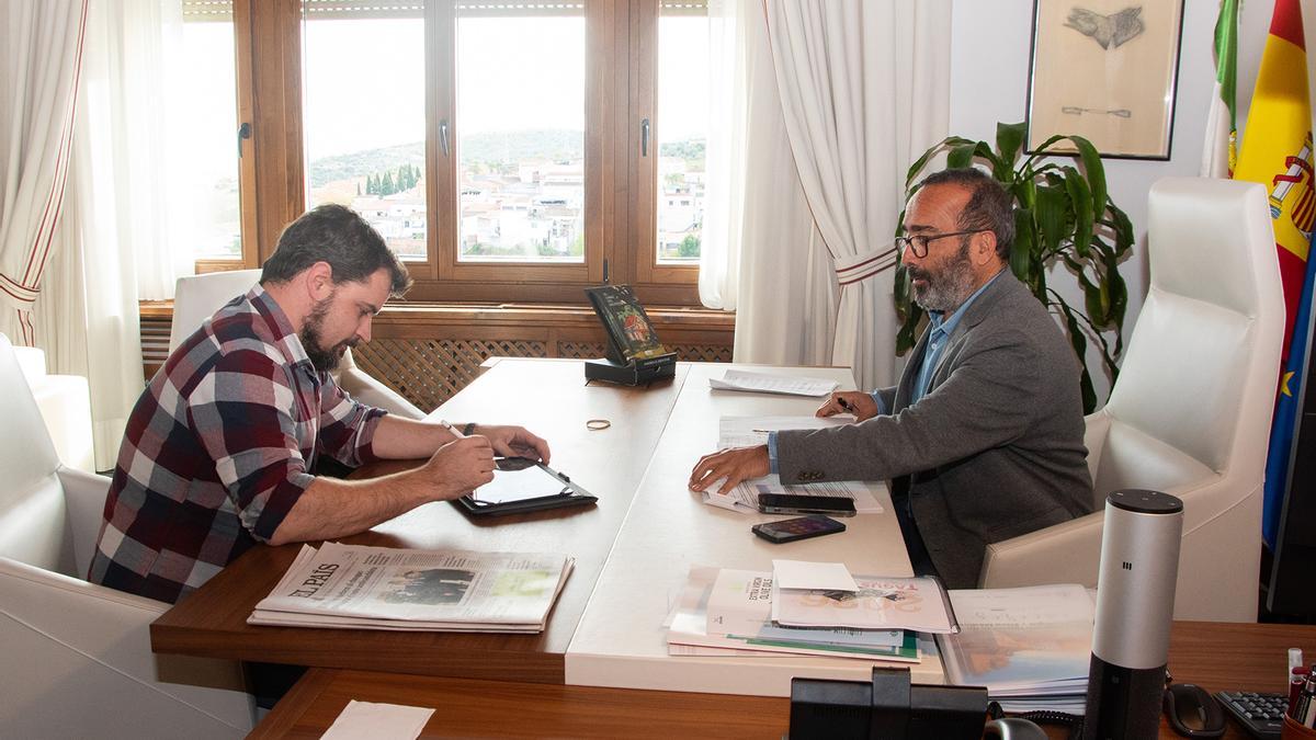 De izquierda a derecha: el presidente de la Mancomunidad de Municipios Sierra de Gata, Pablo Iglesias, y el mandatario de la Diputación de Cáceres, Miguel Ángel Morales.