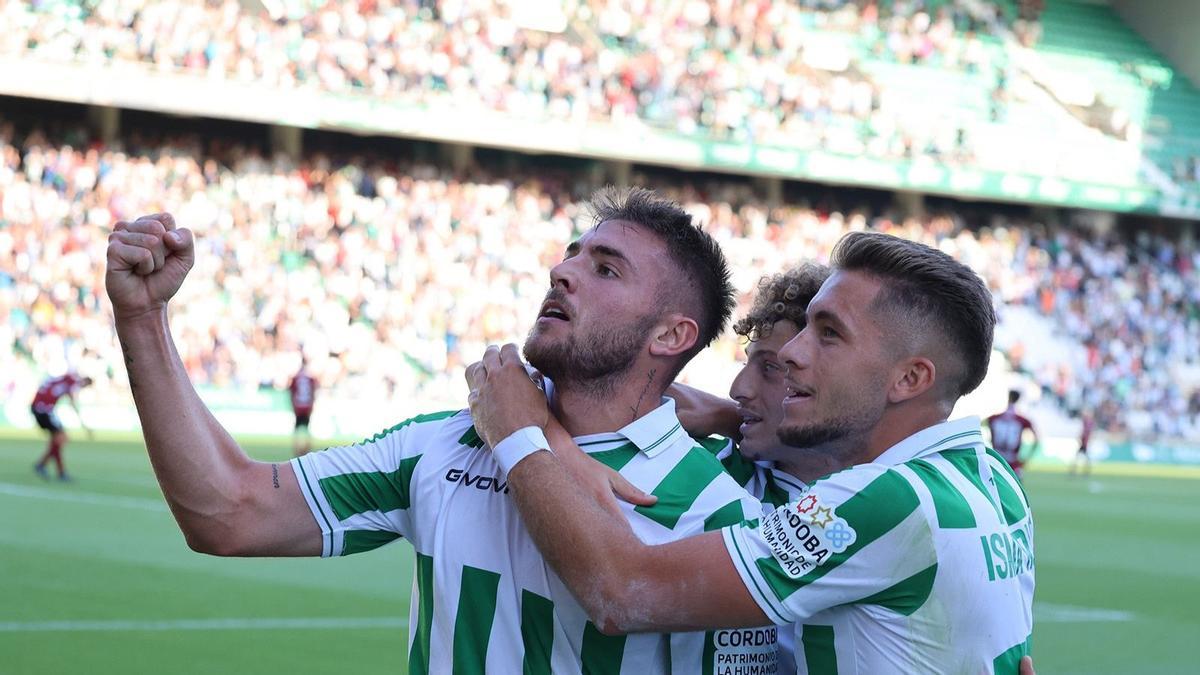 Antonio Casas, junto a Simo e Isma Ruiz, celebrando su gol ante el Mérida.