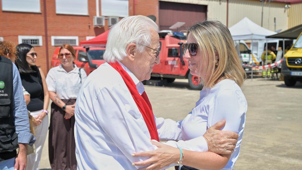 María Guardiola visita a los vecinos evacuados por el incendio de Las Hurdes