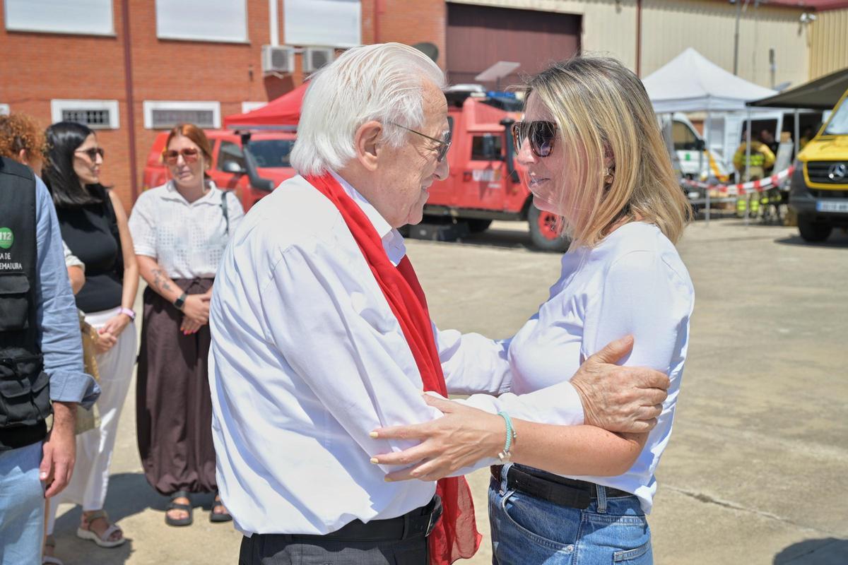 Fotogalería | María Guardiola visita a los vecinos evacuados por el incendio de Las Hurdes Fotogalería | María Guardiola visita a los vecinos evacuados por el incendio de Las Hurdes