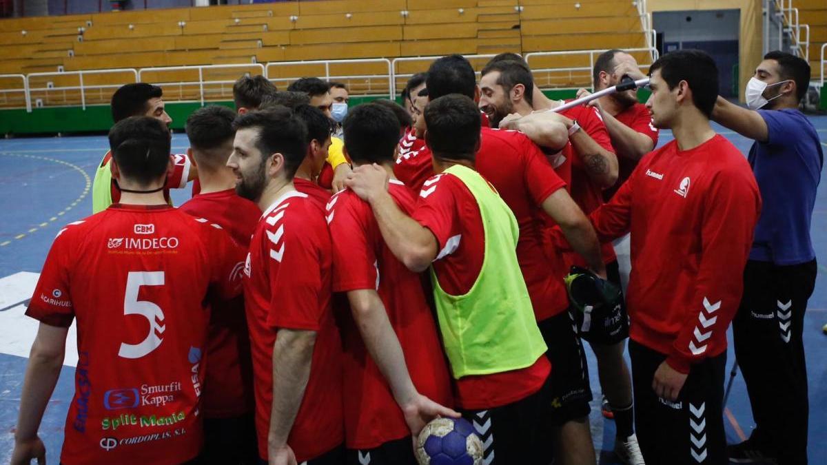 El Cajasur de balonmano hace piña en un entrenamiento.