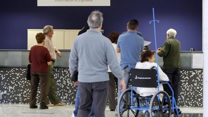 Una paciente del Hospital de Manises, sentada en silla de ruedas.