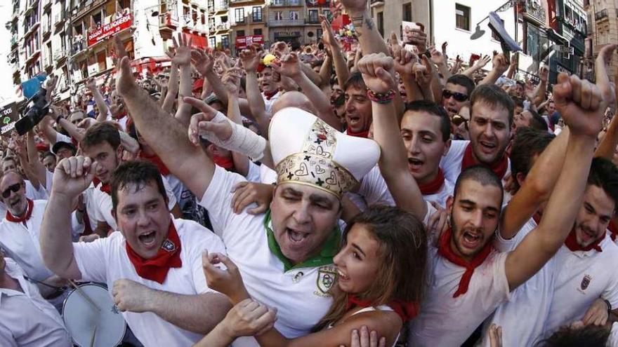 Pamploneses y visitantes de todas partes celebran el inicio de las fiestas de San Fermín. // Efe
