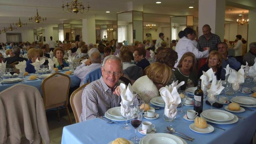 Ribadesella rinde homenaje a una vecina centenaria y otros cinco que cumplieron los 65 este año