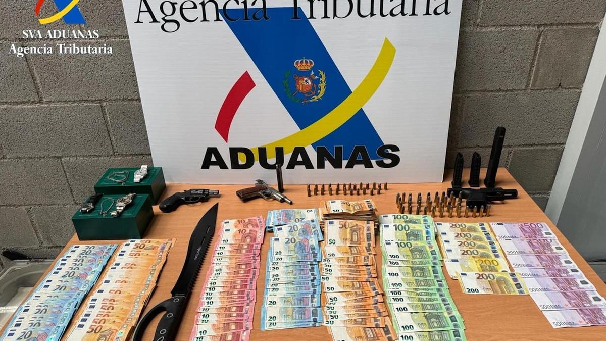 Diners en efectiu, armes i munició que l'Agència Tributària ha trobat en un operatiu contra el narcotràfic