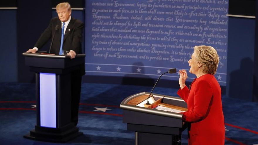 Hillary Clinton esquiva els durs atacs de Trump en un debat tens