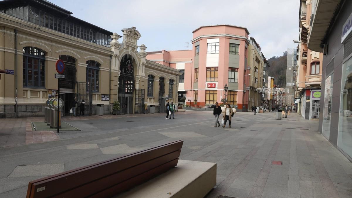 El entorno de la plaza de abastos de Mieres.