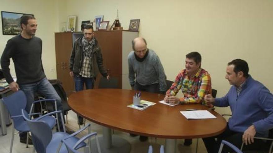 Miquel Donet, Leo Donet (edil de Barx), Víctor Mansanet, J. A. Alberola y Vicent Ribera, ayer en la Mancomunitat.