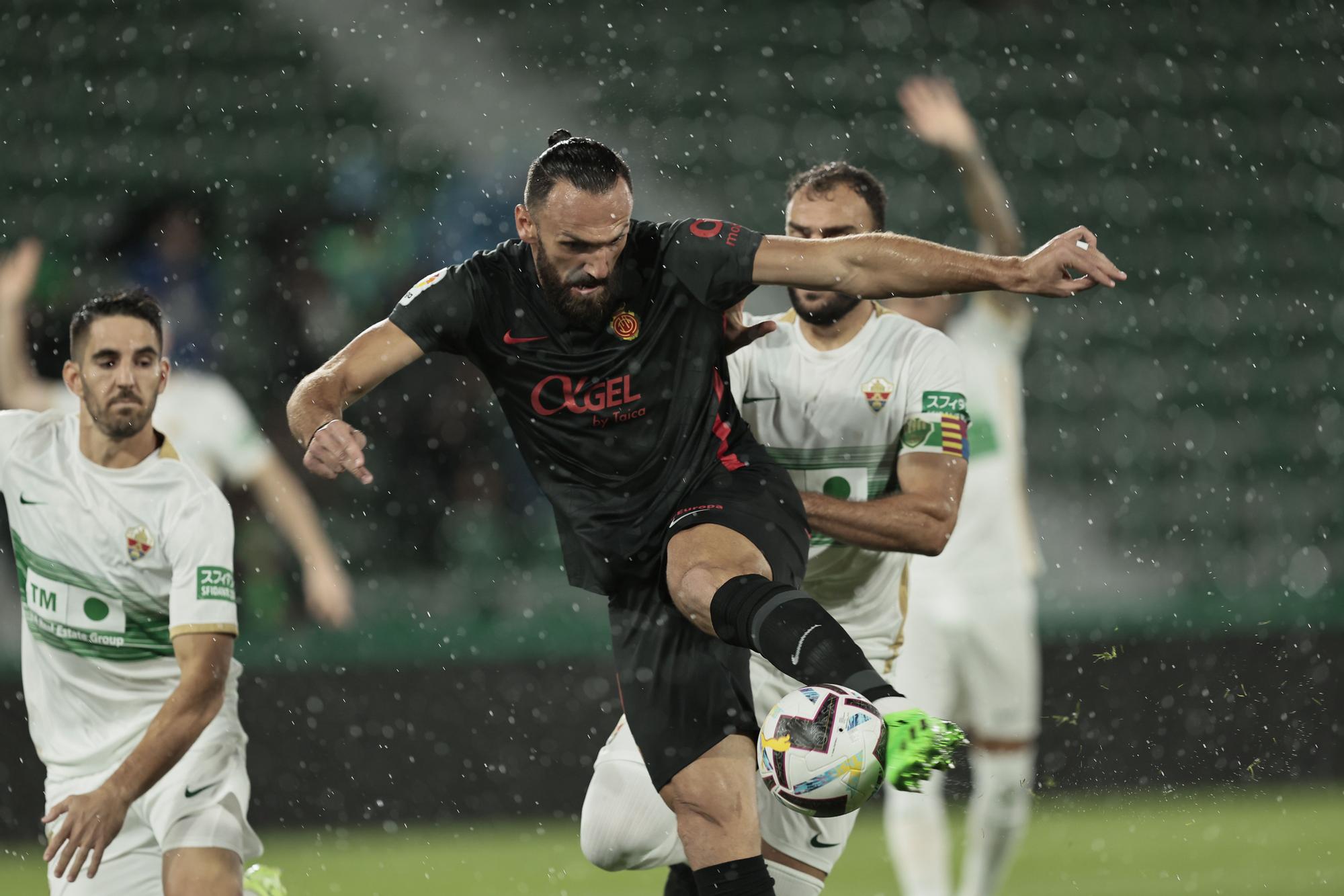 Muriqi falló un penalti y dejó al equipo con diez.