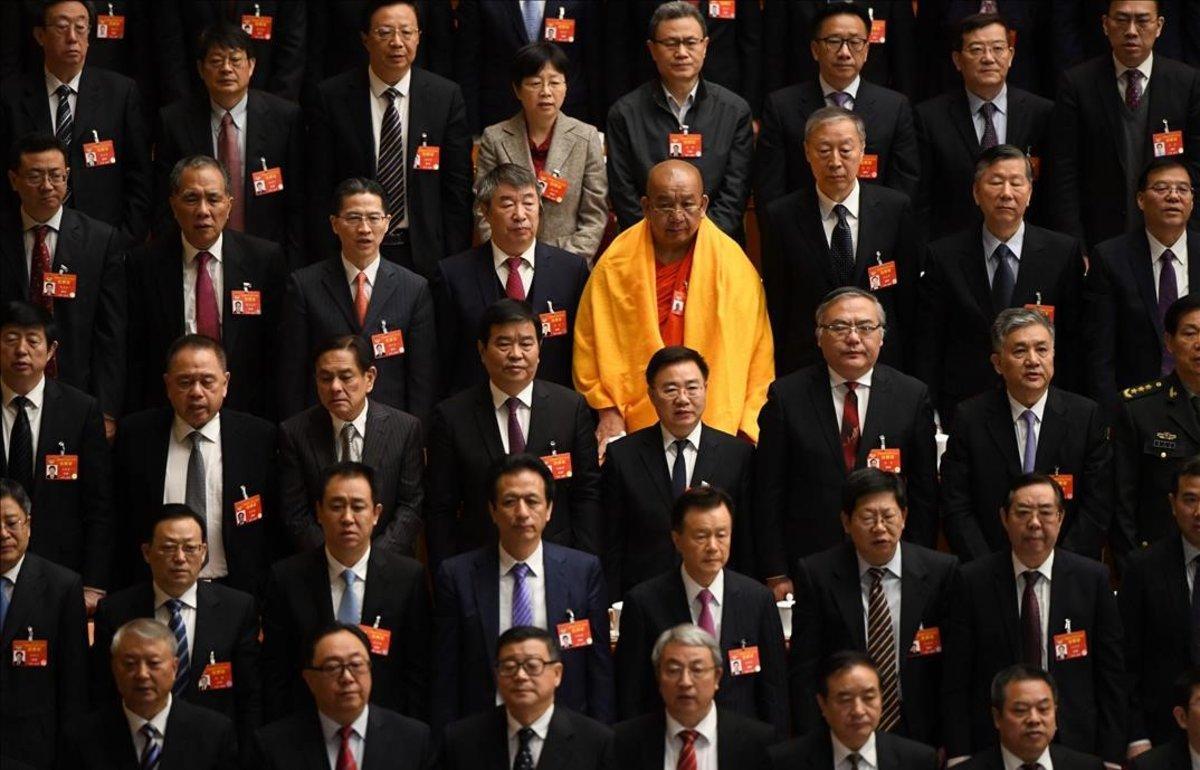 Un delegado budista, entre otros delegados, en una conferencia en Beijing, China.