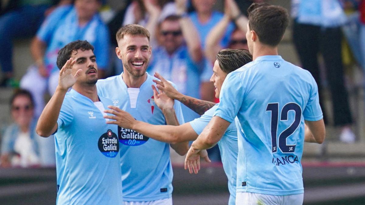 Los futbolistas celestes celebran el primer tanto de Douvikas