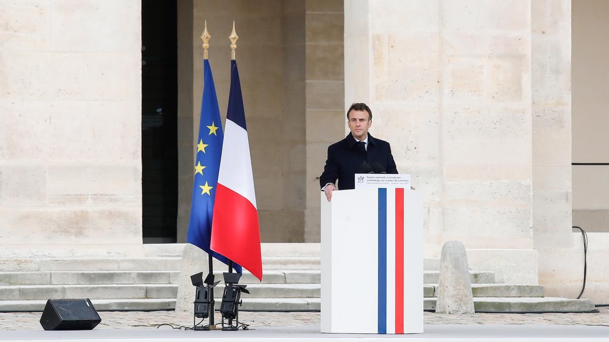 El presidente Emmanuel Macron, durante el homenaje.