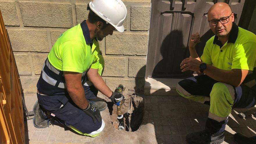Técnicos de la empresa Facsa en un revisión de la presión del agua en una vivienda de Almassora.