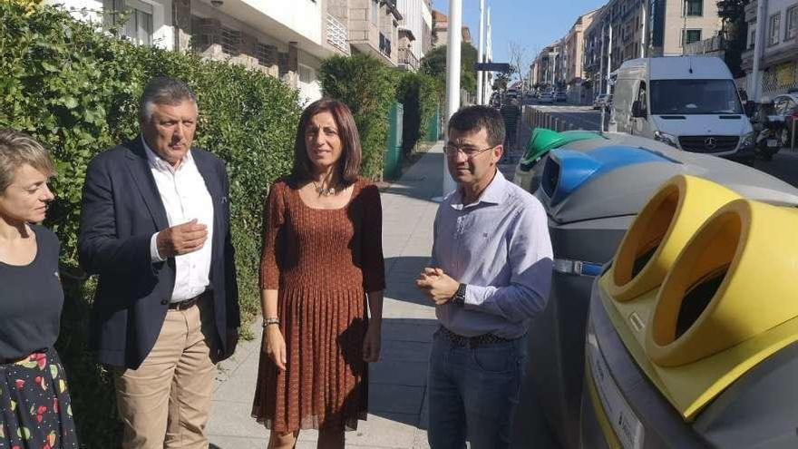 Ángeles Vázquez y Telmo Martín, ante unos contenedores en la calle Luis Rocafort. // FdV