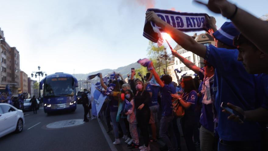 VÍDEO: Así despidió la afición del Real Oviedo al autobús del equipo antes del derbi