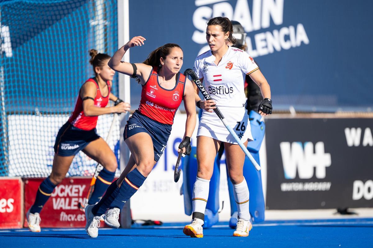 Partido entre España y Bélgica en la primera jornada de la FIH Pro League de hockey en València.