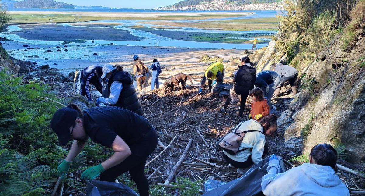 Participantes en la jornada de limpieza.