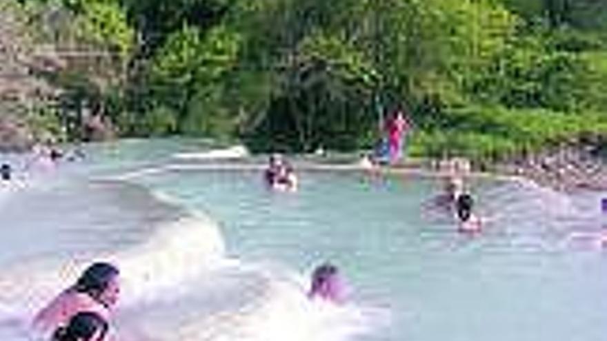 Bañistas en Saturnia, el pasado abril.