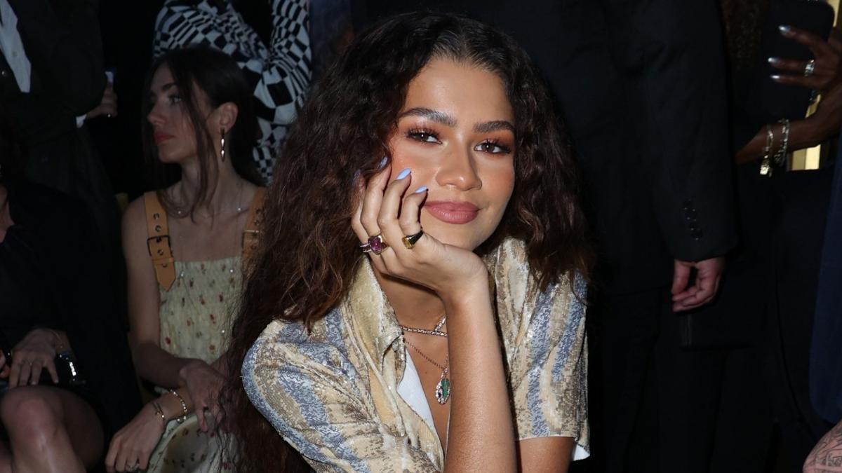 Zendaya deslumbra con el escote más imposible (e incómodo) en el desfile de  Louis Vuitton