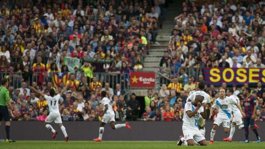 Los jugadores del Deportivo celebran la permanencia al final del encuentro. // LOF