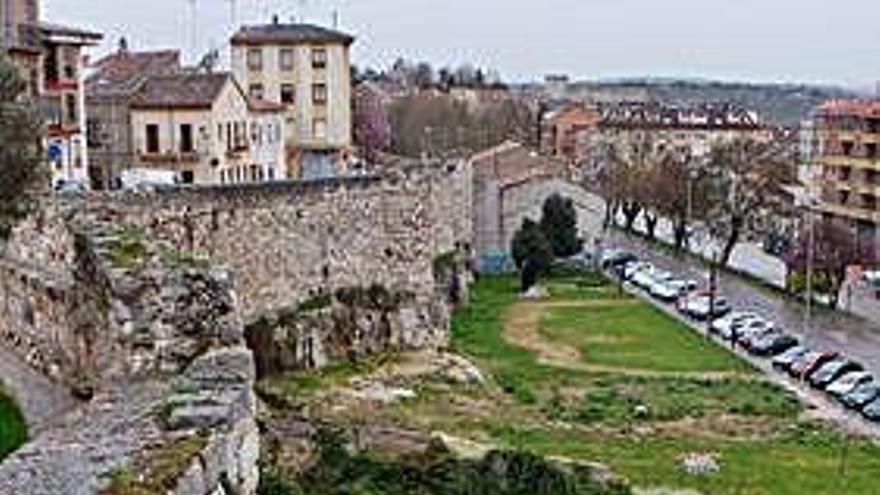 Muralla en la avenida de la Feria.