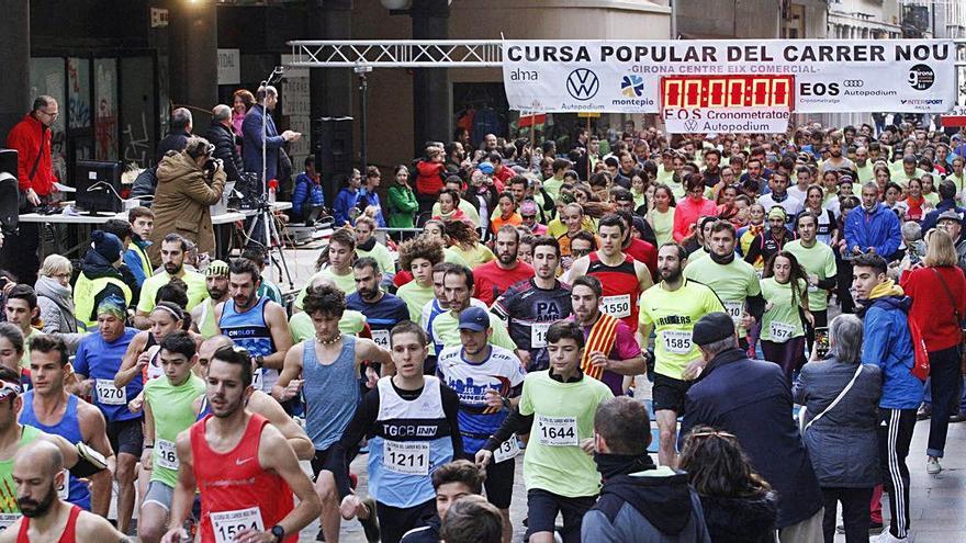 Una multitud de participants en l&#039;edició de la Cursa del Carrer Nou de l&#039;any passat.