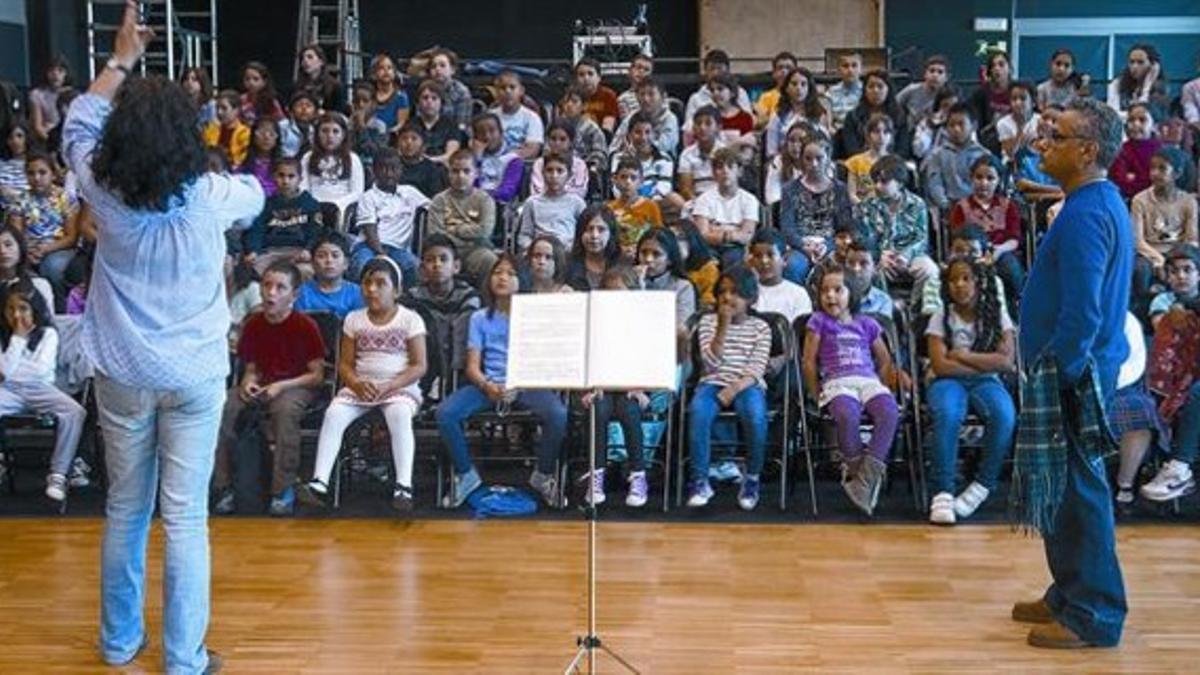 Niños de los proyectos 'Voces' y  '4Cordes' ensayan con Elisenda Carrasco y Pablo González.