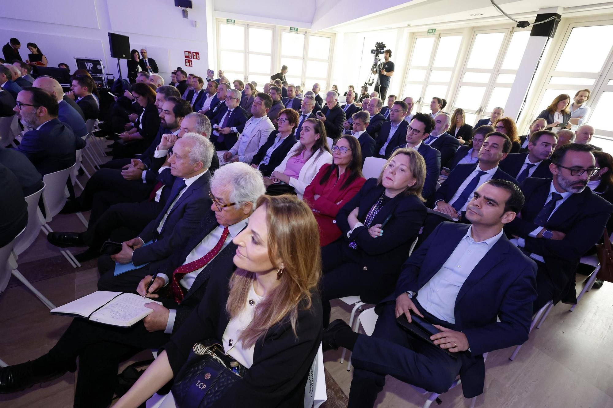 El poder político y empresarial se cita en Santiago