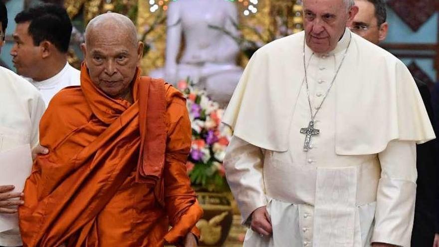 Francisco, con el presidente del Consejo Supremo del budismo birmano.
