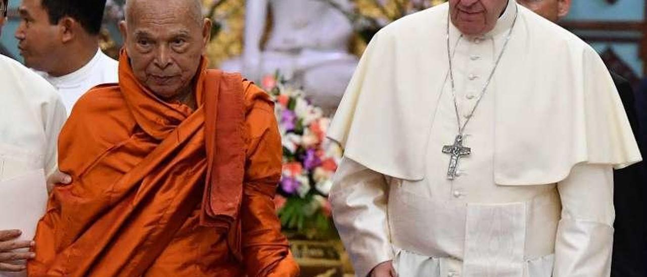 Francisco, con el presidente del Consejo Supremo del budismo birmano.