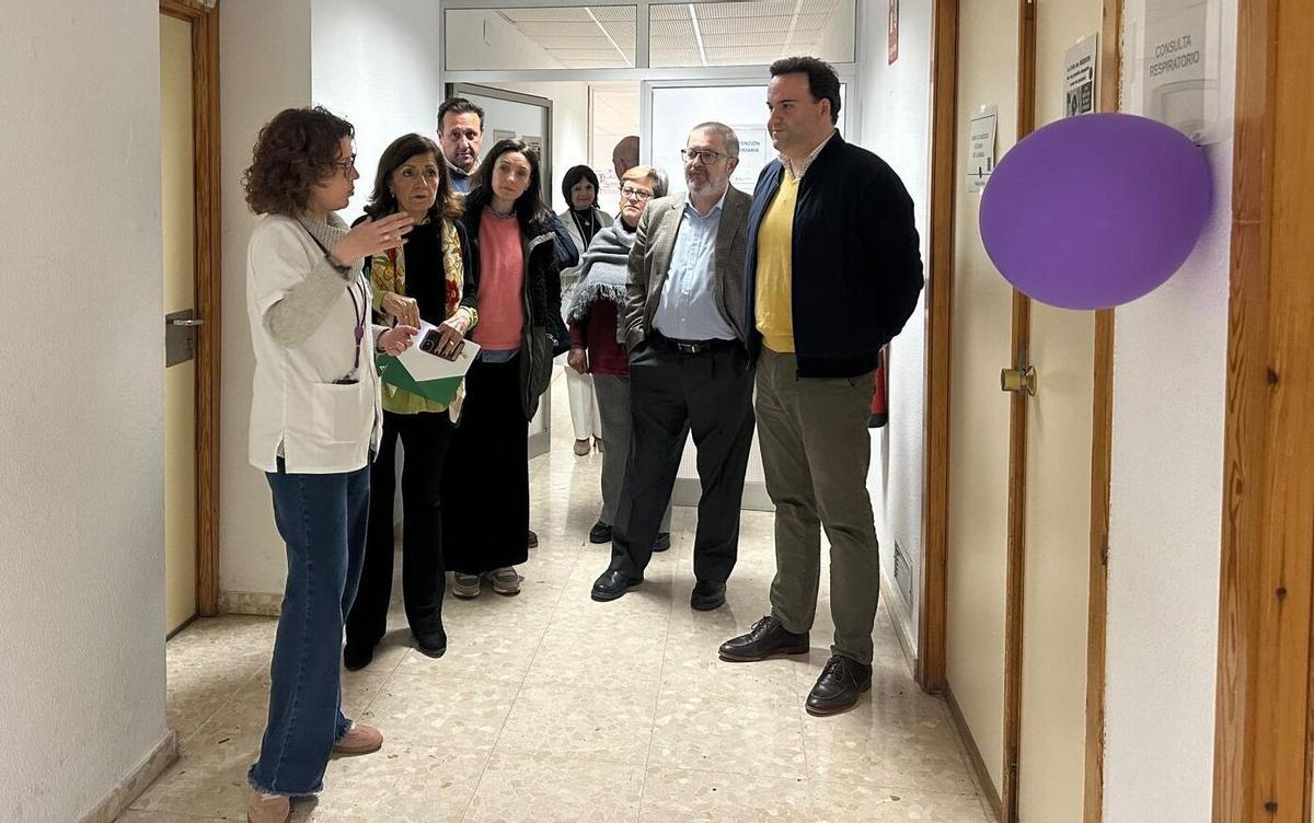 María Jesús Botella visita el centro de salud de Priego.