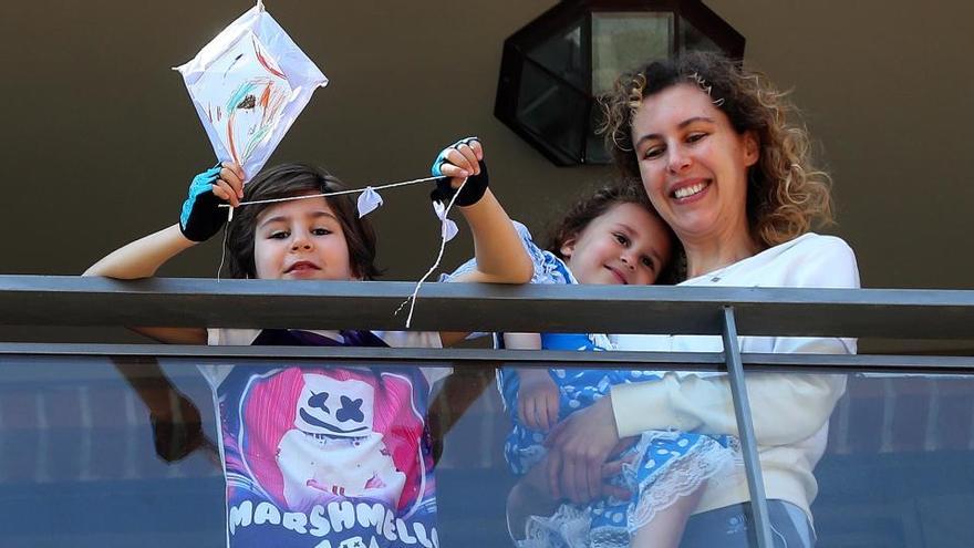 Una familia en un balcón de Valencia.