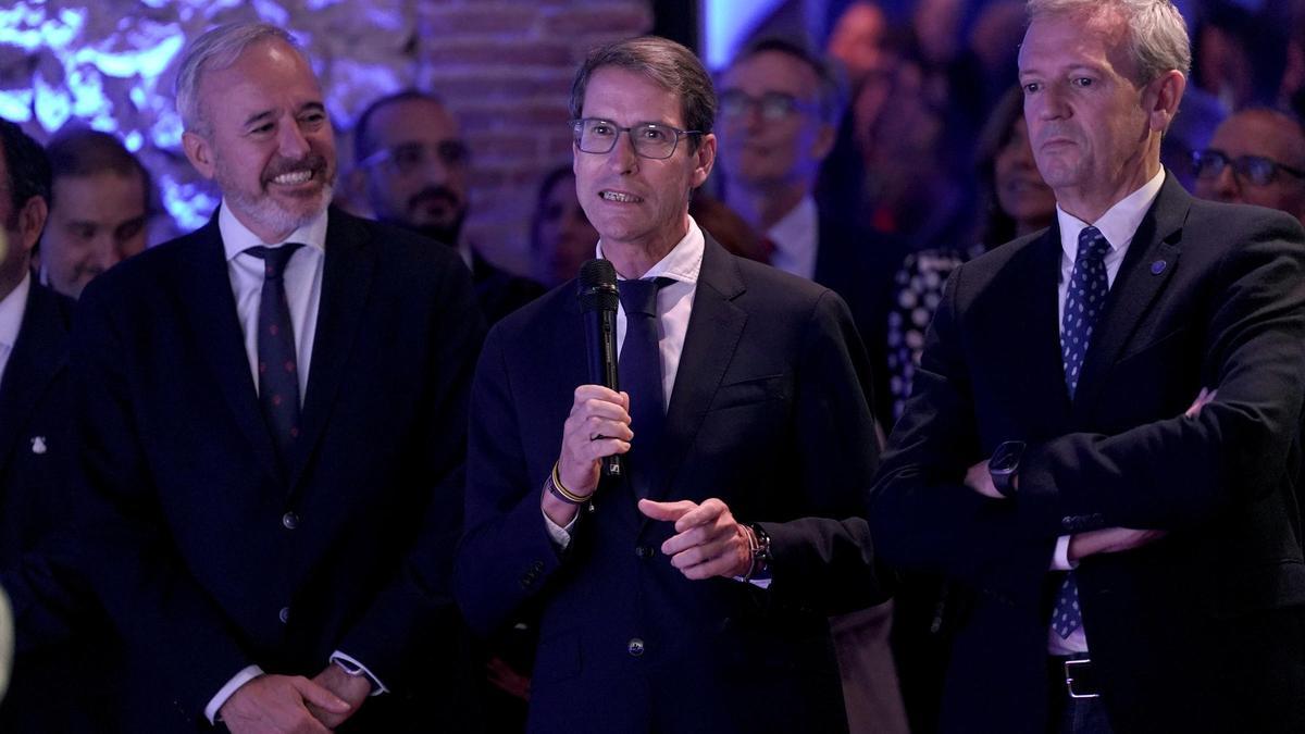 Gonzalo Capellán, presidente de La Rioja, flanqueado por el presidente de Aragón, Jorge Azcón, y Alfonso Rueda, presidente de la Xunta de Galicia.