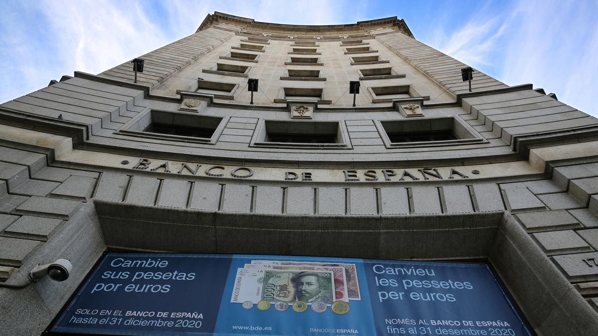 BARCELONA 09/11/2020 Economia  El Banco de España en la sede de plaza de Catalunya, cuelga un cartel en el que se anuncia el plazo final para cambiar pesetas por euros. FOTO DE RICARD CUGAT