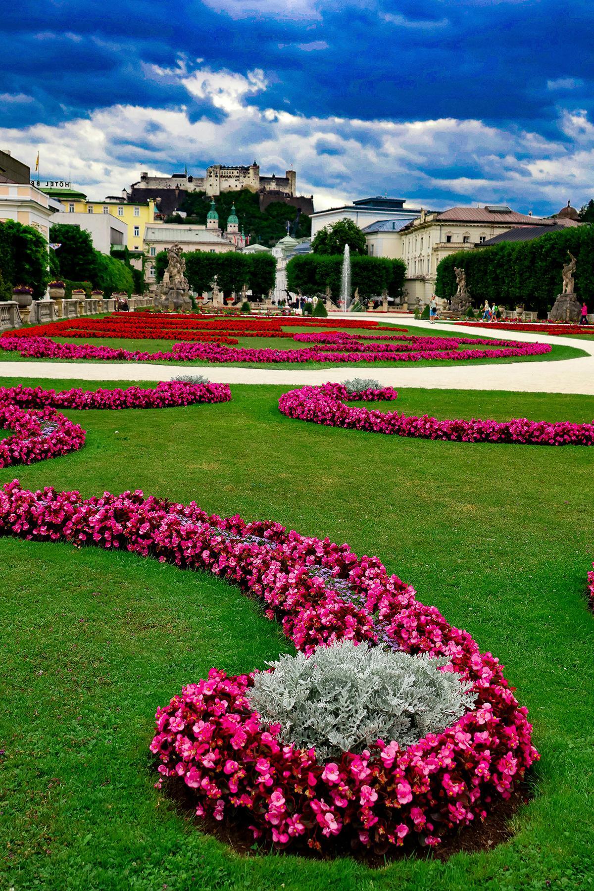 Los jardines de Mirabell, en Salzburgo, son una de las localizaciones más recordadas de Sonrisas y lágrimas, con la fortaleza al fondo y la ciudad convertida en musical.