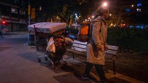 Barcelona 3/12/2025 Sociedad Recuento de personas sin hogar por parte de Arrels. - Baix Guinardó. AUTOR: JORDI OTIX