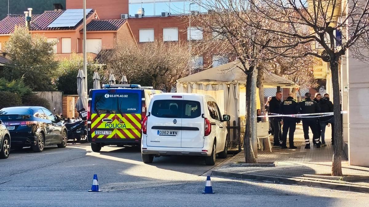 Els serrveis d'emergència a la porta de l'establiment on ha mort una persona ennuegada