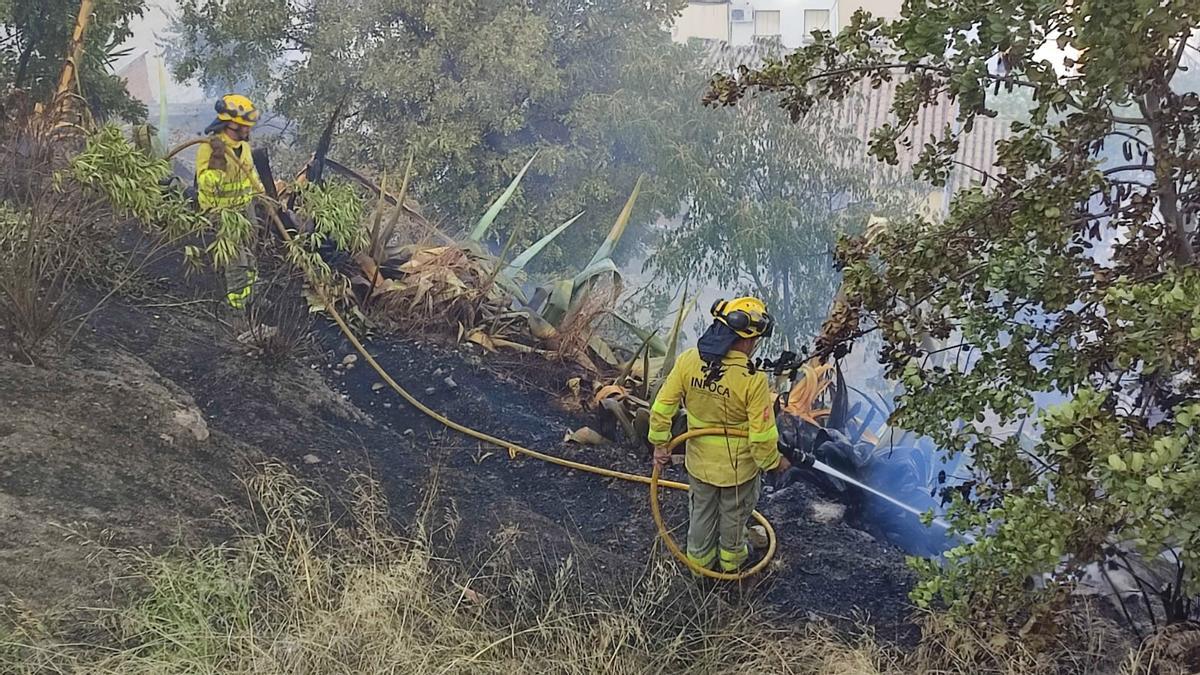 Bomberos del Infoca trabajan en la extinción del incendio del lunes.