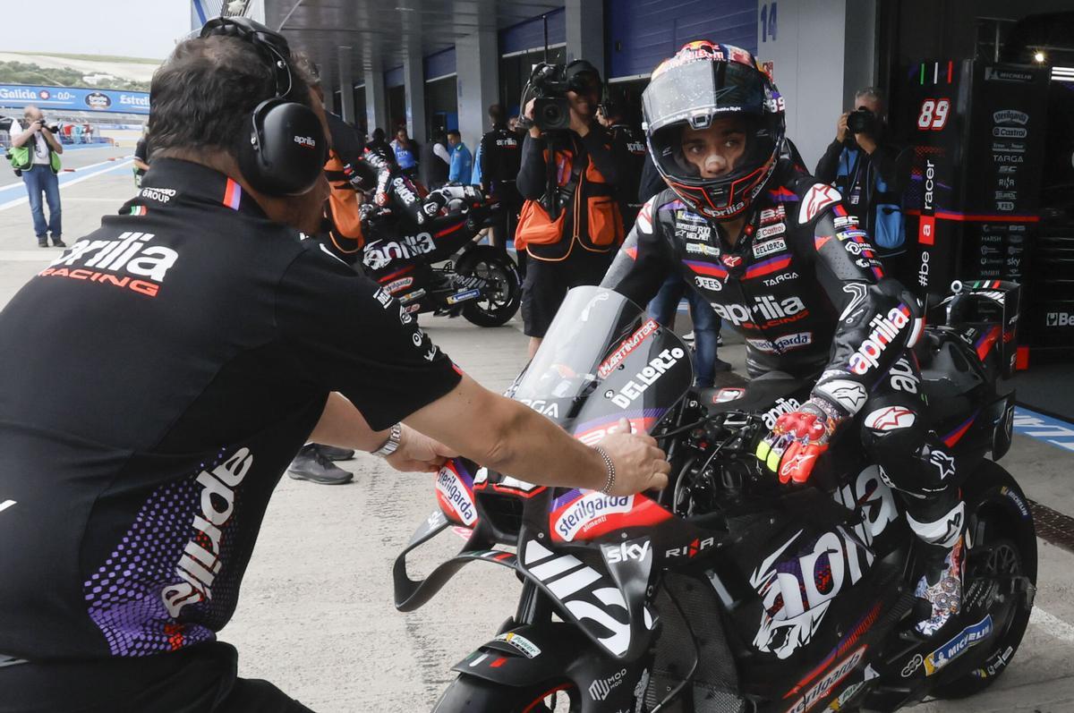 JEREZ DE LA FRONTERA (CÁDIZ), 24/04/2026.- El piloto Jorge Martín, Aprilia, se prepara para los primeros entrenamientos libres de MotoGP este viernes en el circuito Ángel Nieto de Jerez de la Frontera (Cádiz), donde durante este fin de semana se disputa el Gran Premio de España de Motociclismo. EFE/ Jose Manuel Vidal