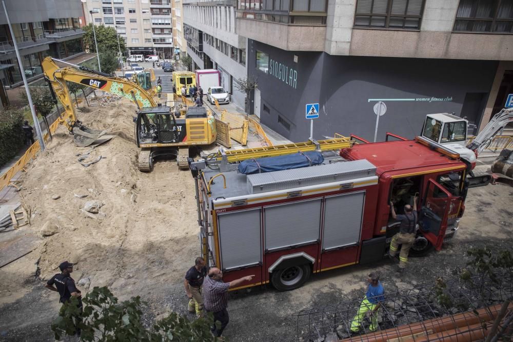 Rescatan a un obrero que quedó sepultado por tierra en una zanja en Vigo
