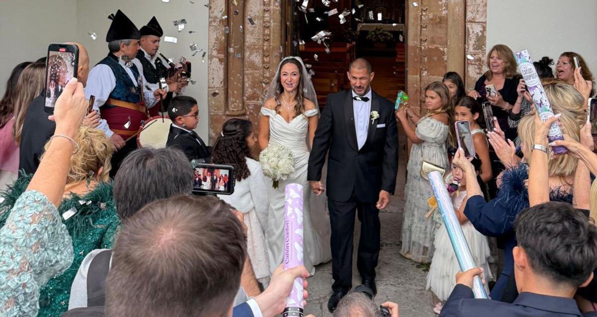 Los novios, a la salida del templo de Santiago de Arlós, aclamados por varios invitados. | J. S.