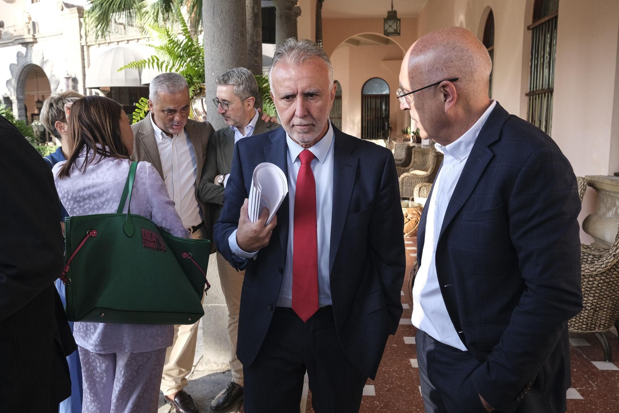 Encuentro informativo con Ángel Víctor Torres, ministro de Política Territorial y Memoria Democrática de España 