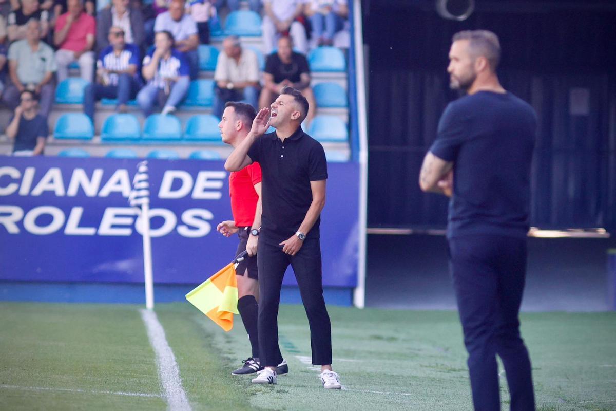 Iván Ania da indicaciones a sus jugadores durante el encuentro entre la Ponferradina y el Córdoba CF.