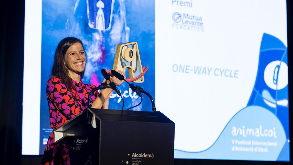 Entrega del premio al mejor cortometraje nacional para“One-Way Cycle”, de Alicia Núñez