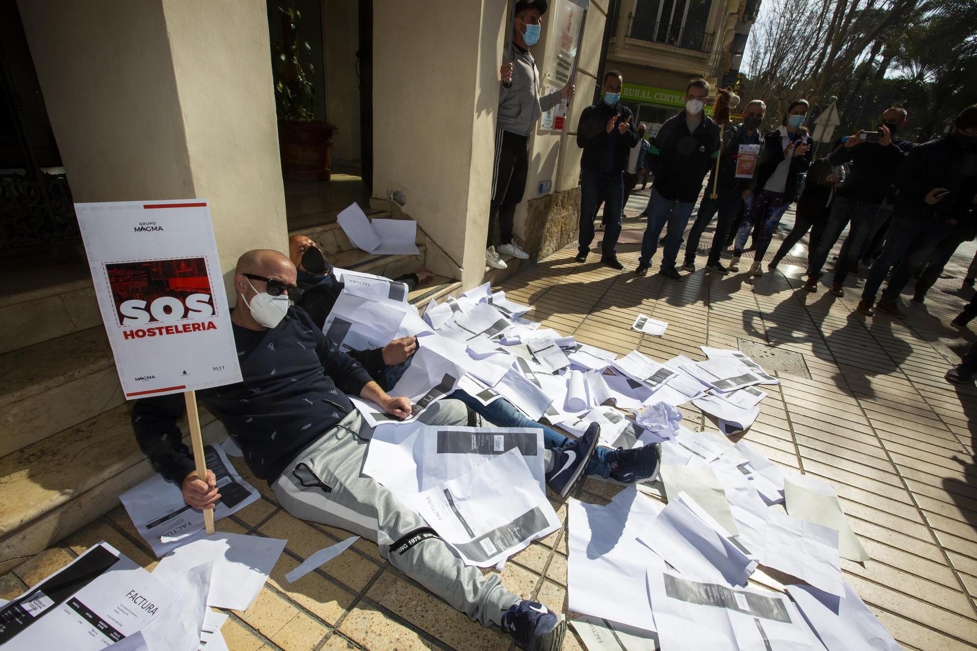 Cacerolada de la hostelería en Alicante con lanzamiento de facturas al Consell ante "la imposibilidad" de hacer frente a los pagos