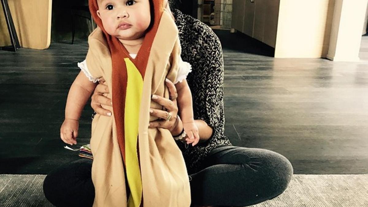 Los originales disfraces que Chrissy Teigen ha elegido para el primer Halloween de su hija Luna