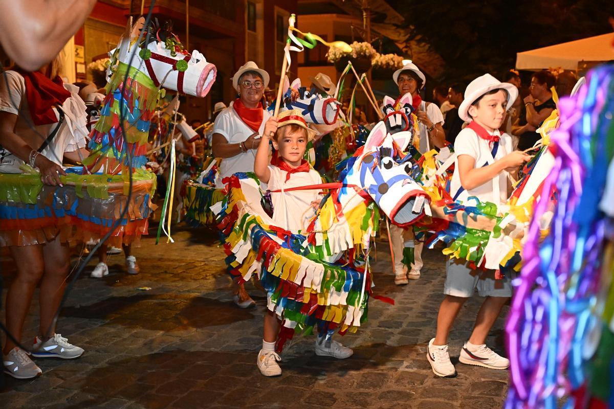 Los Caballitos de Fuego y las músicas latinas toman las calles de Gáldar