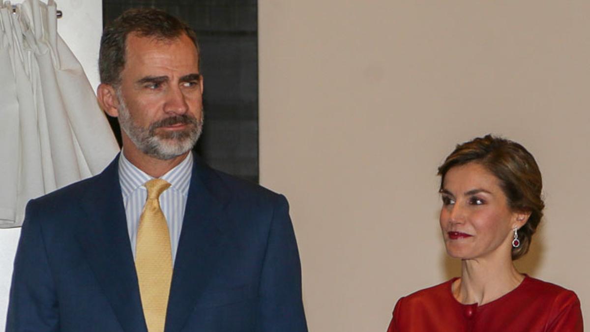 El look de Letizia Ortiz con chaqueta de Carolina Herrera y pantalón blanco junto a Felipe VI